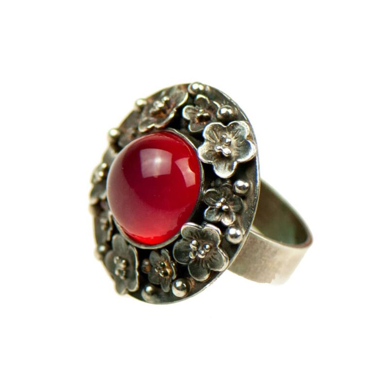 srebrny pierścionek z czerwonym kamieniem
